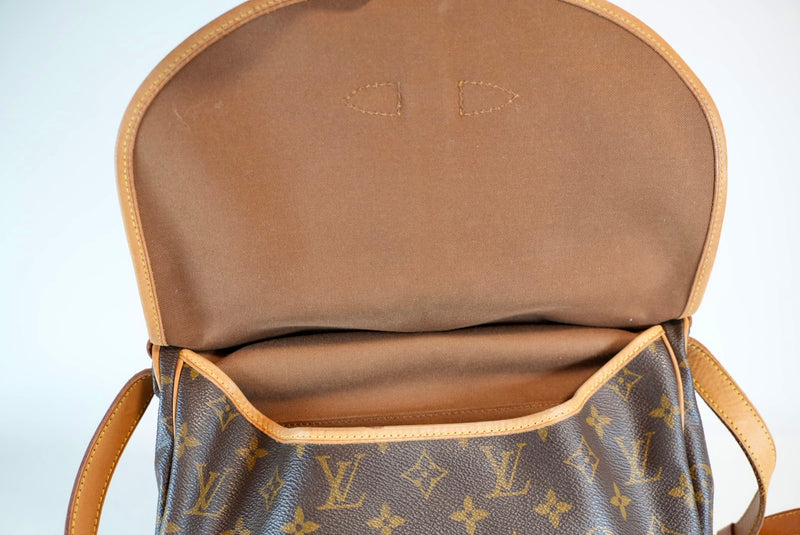Louis Vuitton Monogram Saumur 30 Crossbody Used