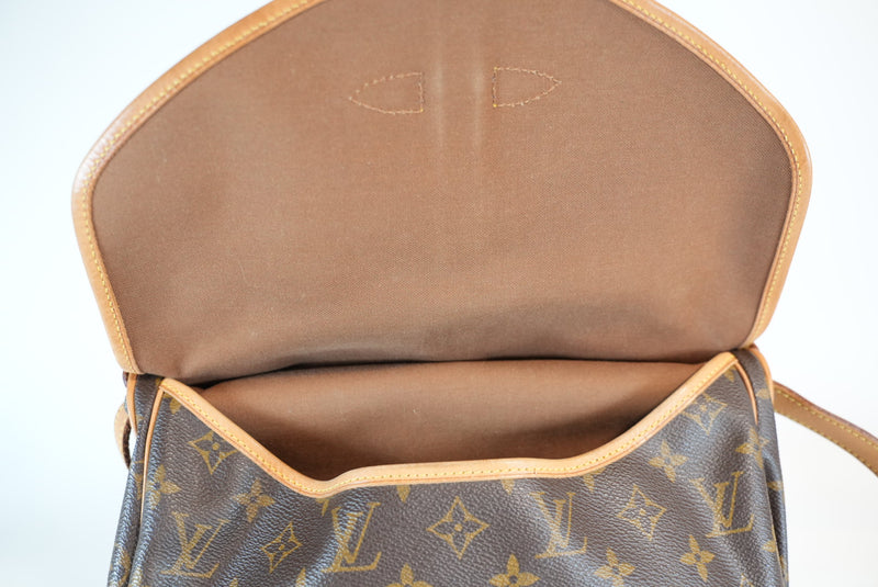 Louis Vuitton Monogram Saumur 30 Crossbody Used